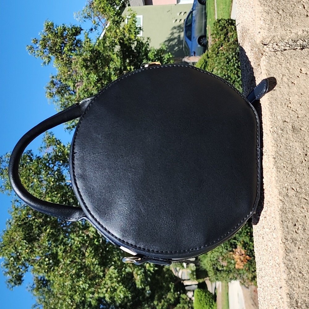 Crossbody - Picture 3 of 9